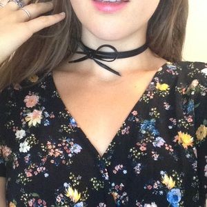 Faux Leather Bow Choker. Black. 😍